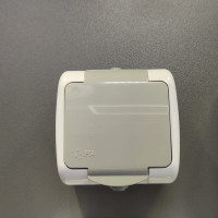 Розетка одинарная с заземлением и защитной крышкой  IP54 SVT Electric серая